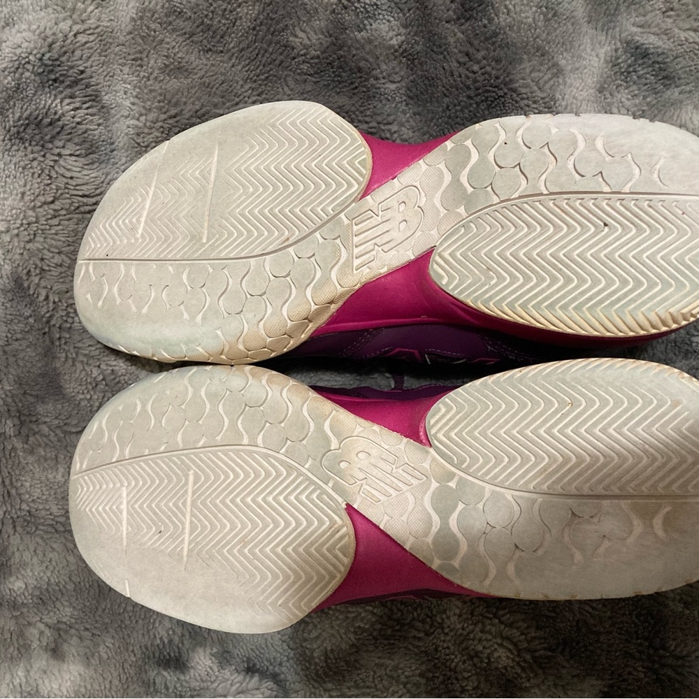 Women’s New Balance 696 tennis shoe, purple size 10 - Picture 3 of 7